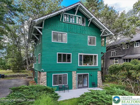 119 Falls Dr, Buck Hill Falls, PA 18323