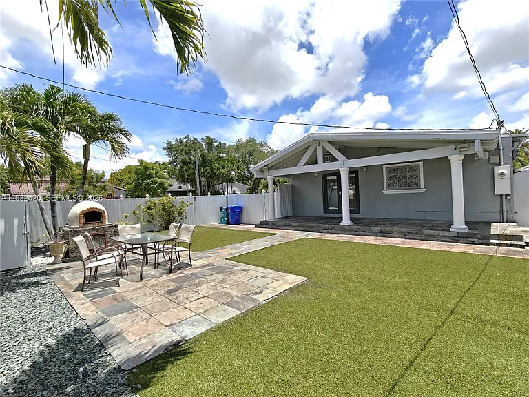 470 SW 25th Rd — Photo 15