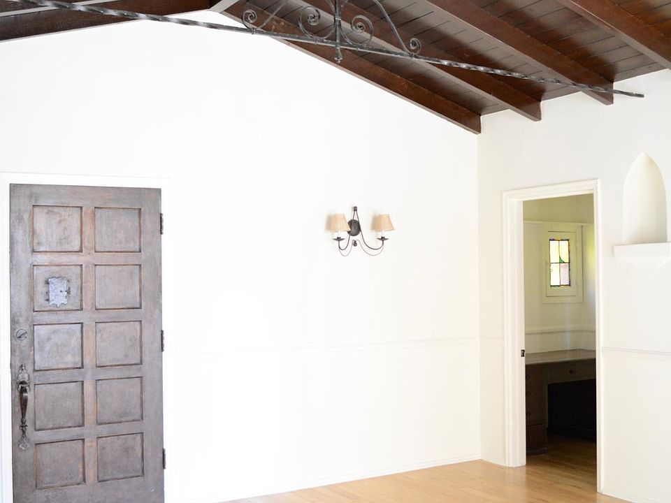 1st image of 511 N Sycamore Ave #10