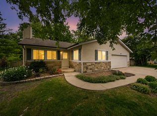 2S445 Sanchez Dr, Warrenville, IL 60555