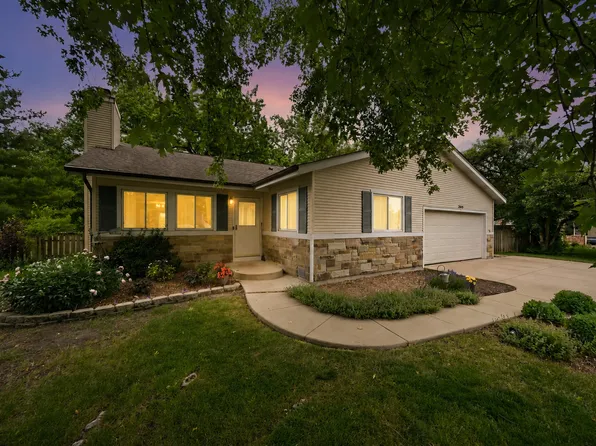 2S445 Sanchez Dr, Warrenville, IL 60555