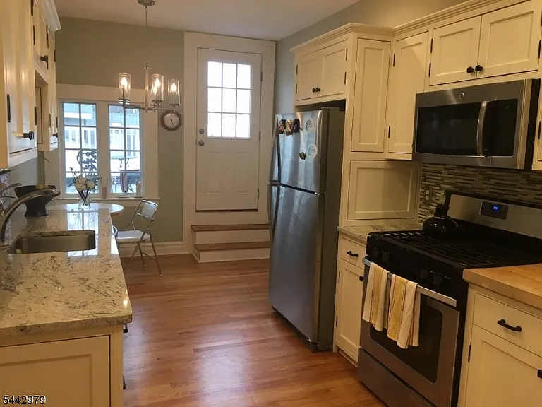 1 Laurel Pl — Photo 8