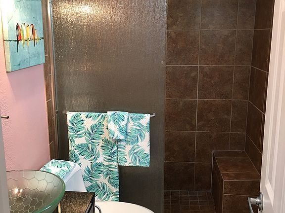 Walk-in shower w bench