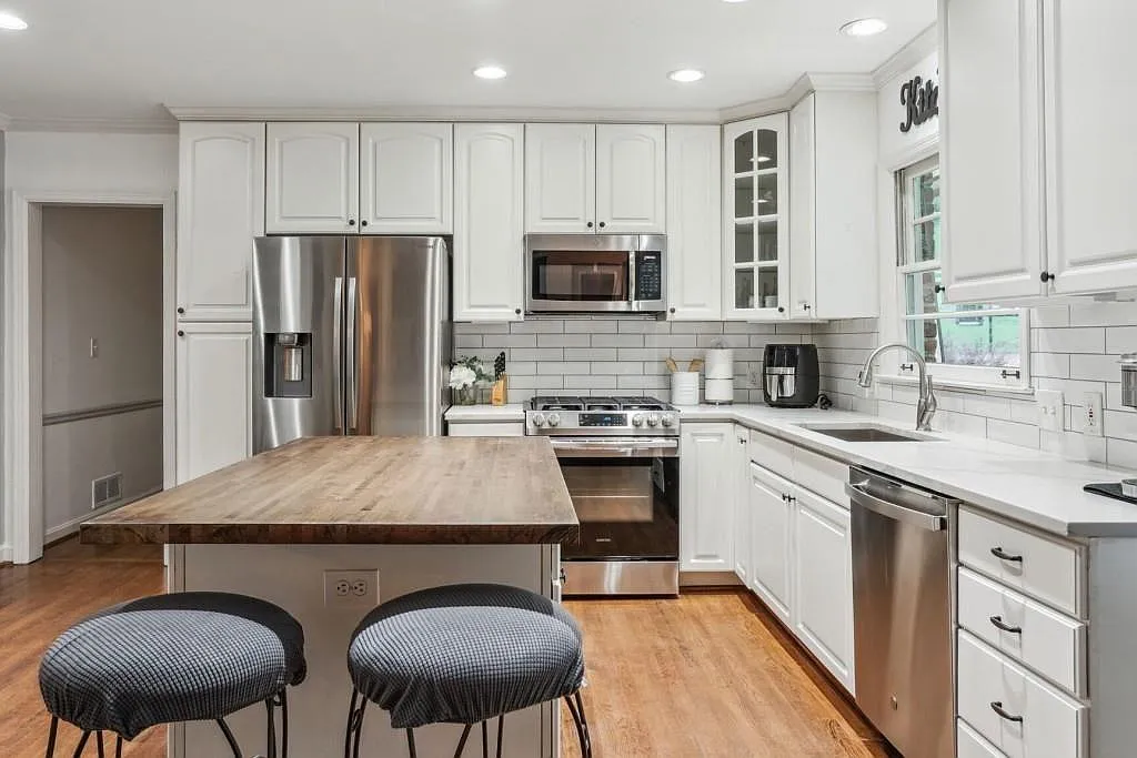 3 bed, 3.0 bath, 2472 sqft, $6,000 — Photo 1
