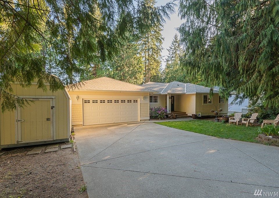 Beautiful Indianola home with newer roof and 2 car garage 