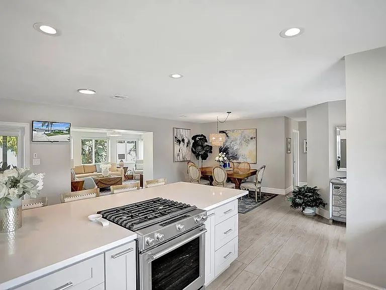 604 NE 25th Ave — Photo 8