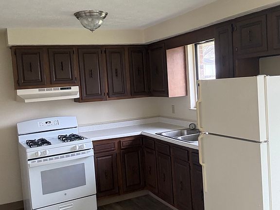 2nd image of 237 Berger St N