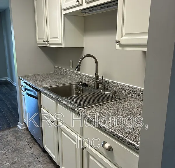303 Joyce Dr — Photo 4