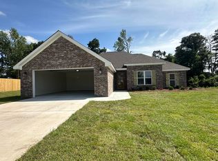 27 Dora Ln, Hattiesburg, MS 39402