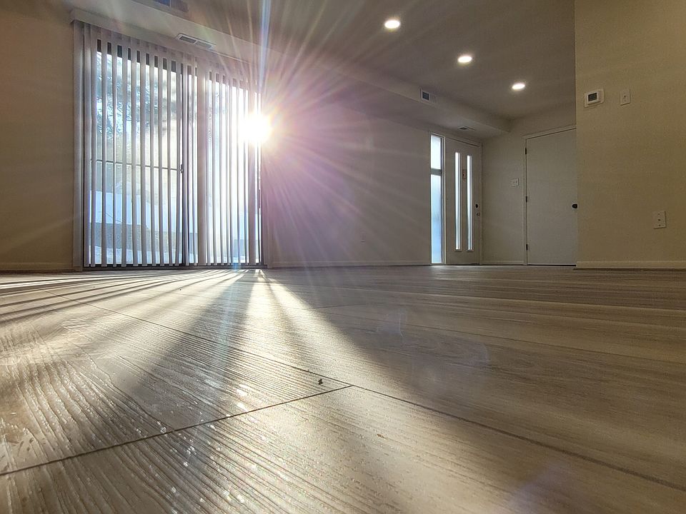 Livingroom towards dining area