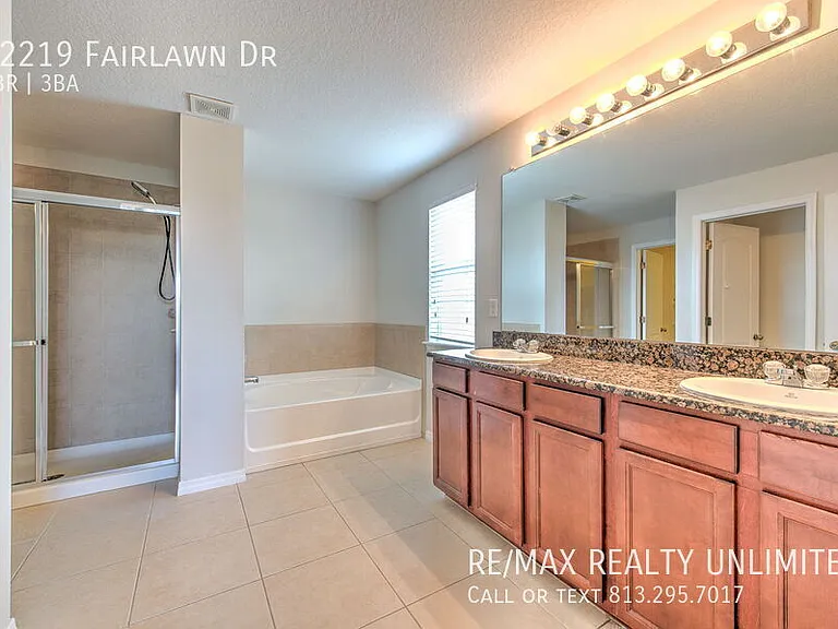 12219 Fairlawn Dr — Photo 35