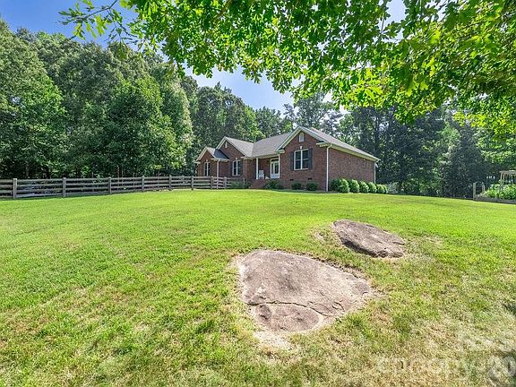 4th image of 625 Jackson Rd