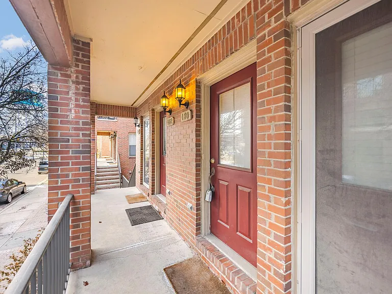 160 Tiffany Ln — Photo 4