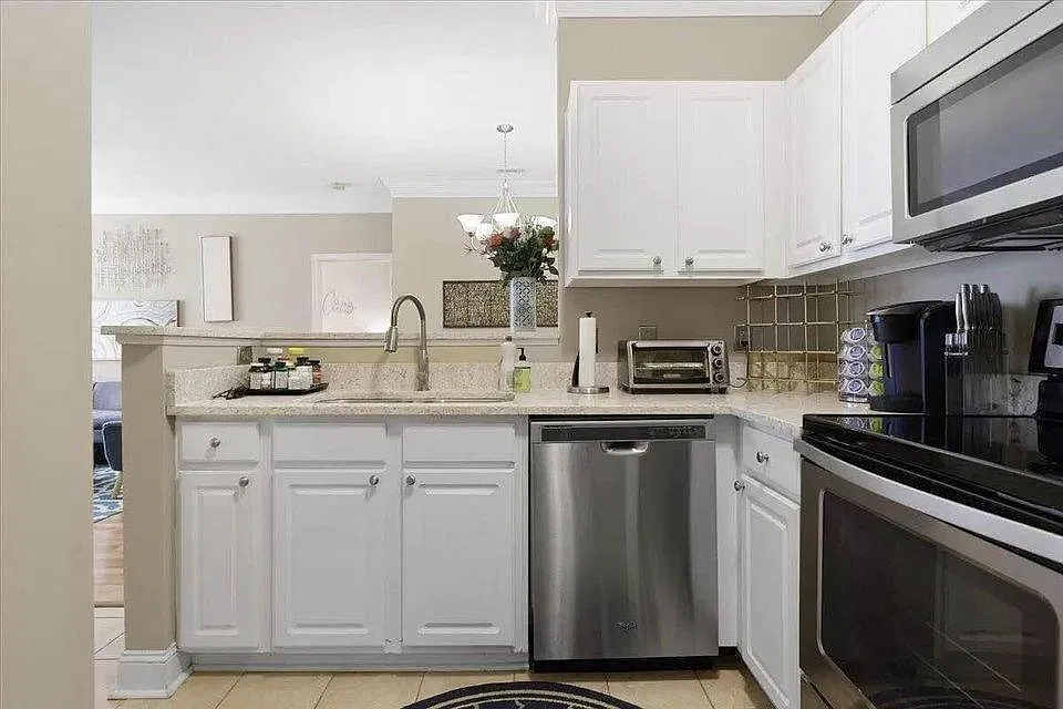 2 bed, 1049 sqft, $3,000 — Photo 2