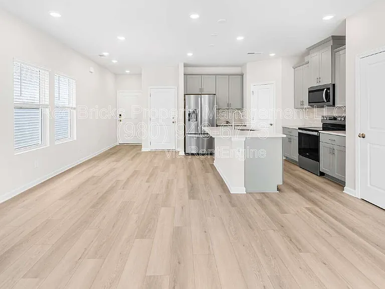 2220 Belterra Dr — Photo 3