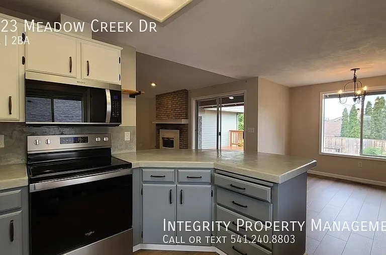 2423 Meadow Creek Dr — Photo 11
