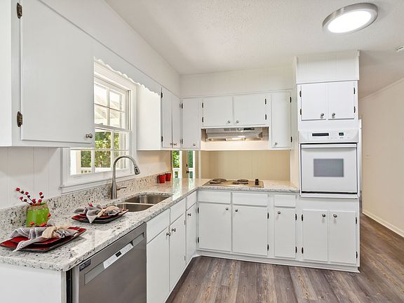 4th image of 3657 Oakland Ln