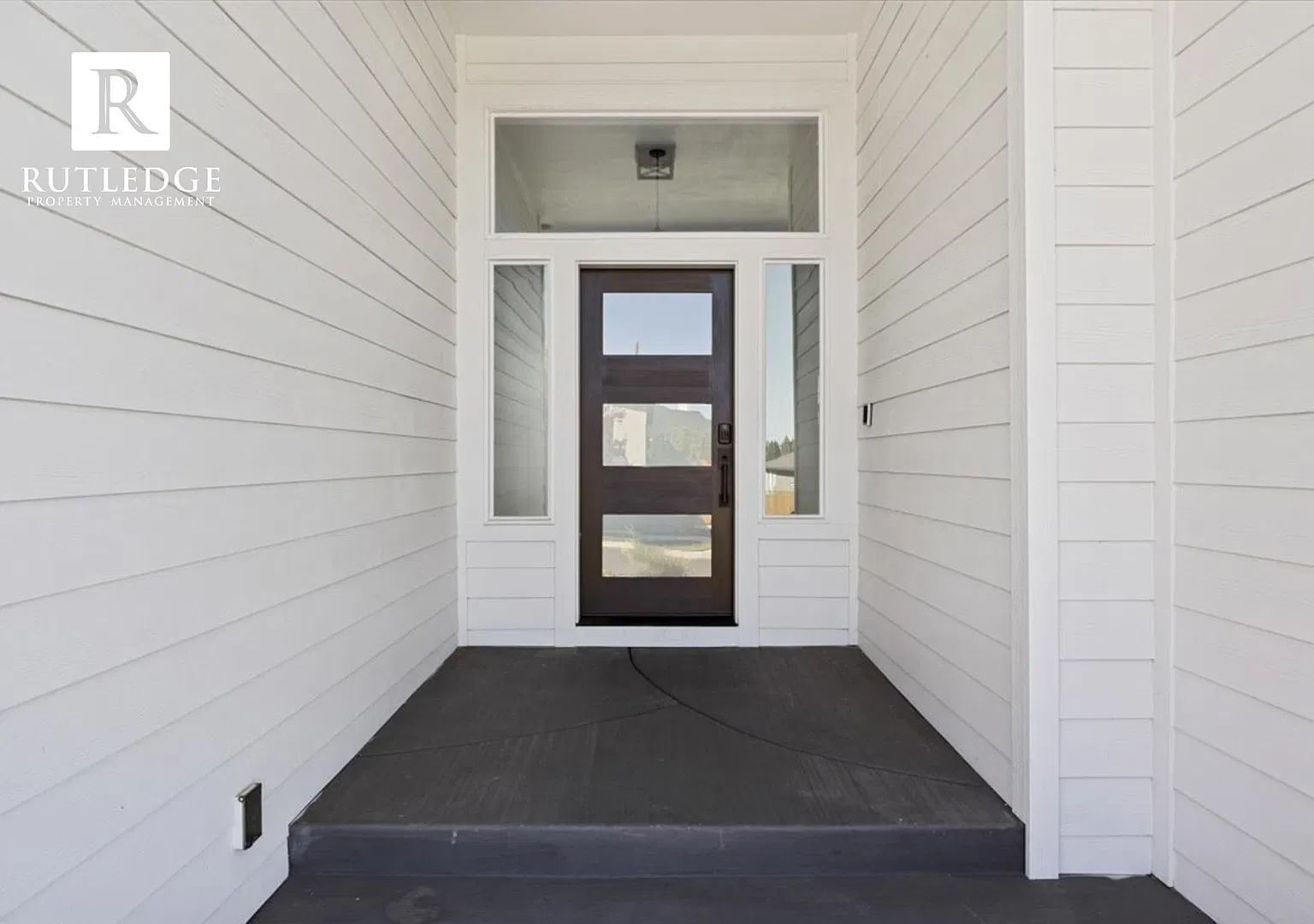 East Medford Cedar Links Living - Large Fenced Backyard! — Photo 3