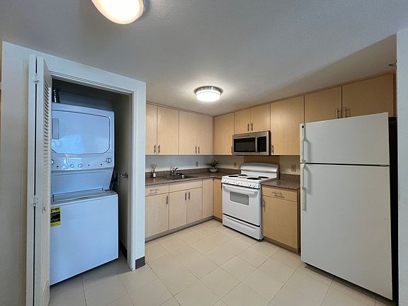 2nd image of 2055 Ala Wai Blvd #605