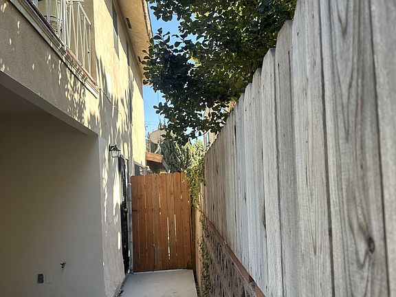 5th image of 525 Evergreen St #C