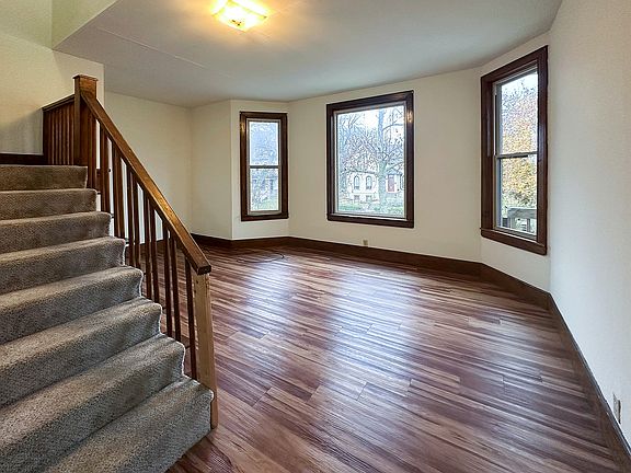 3 Bed / 1 Bath - 1,500 SF - Living Room
