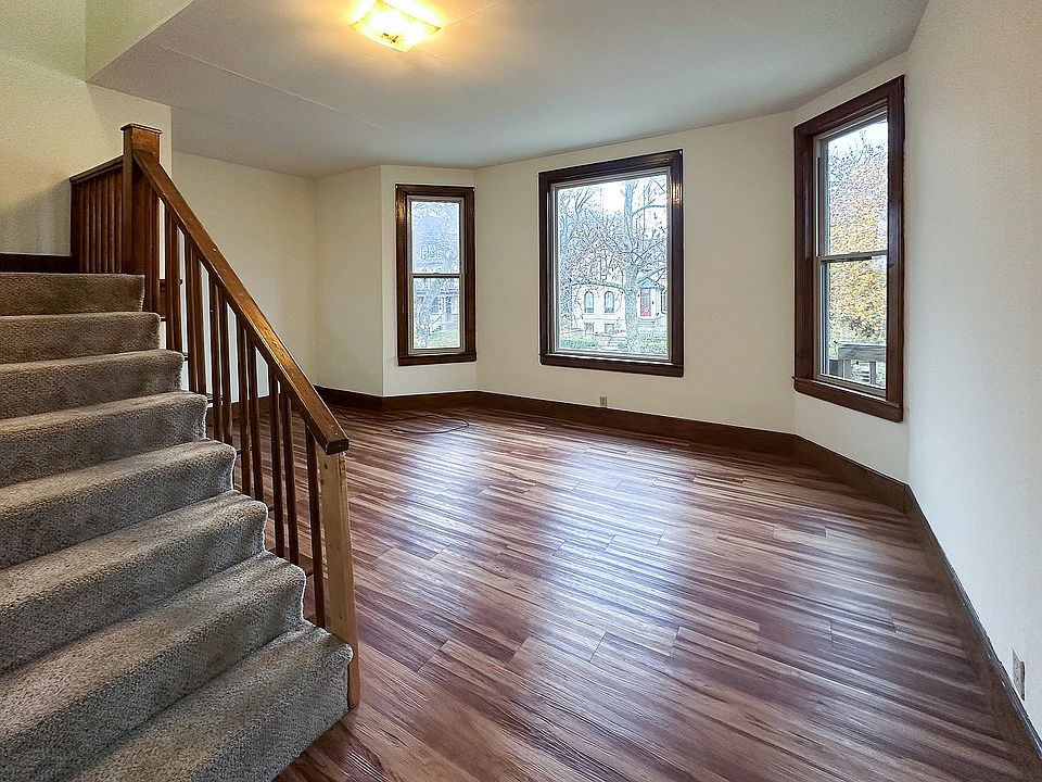 3 Bed / 1 Bath - 1,500 SF - Living Room