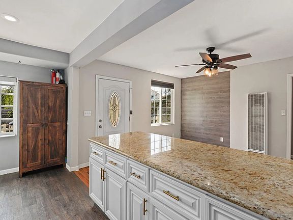 3rd image of 4822 Auburn Dr