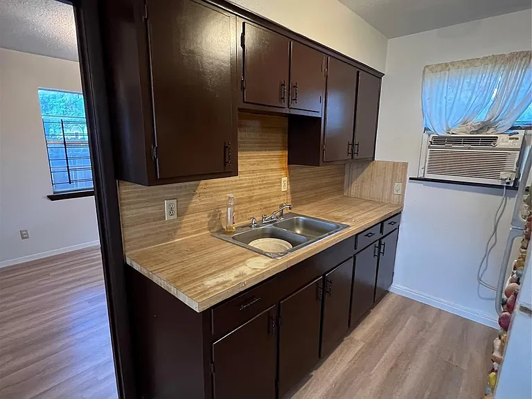 2501 Cleburne St #1 — Photo 4