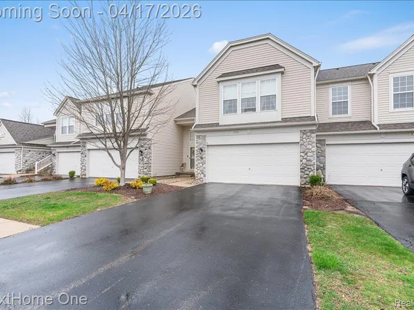 560 Dockside Cir #1, Holly, MI 48442