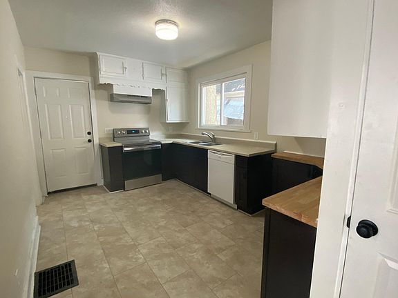 3rd image of 871 Crosby St NW