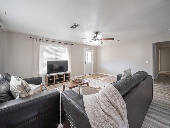 3rd image of 209 Dyer St