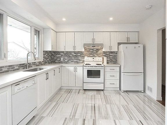 3rd image of 899 Glen St