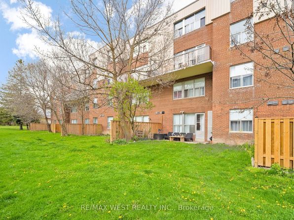 1055 Forestwood Dr #101, Mississauga, ON L5C 2T8