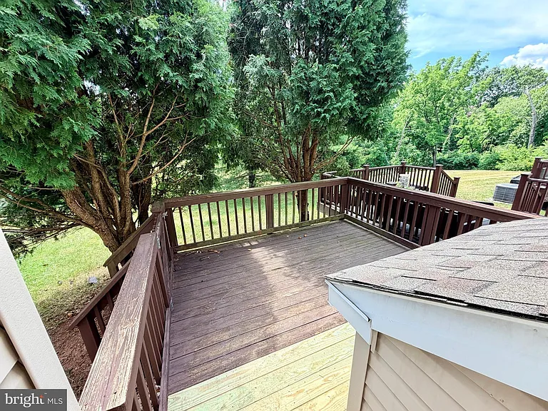 1422 Oxford Cir — Photo 4