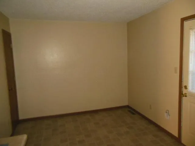 609 NE English Manor Dr #B — Photo 4