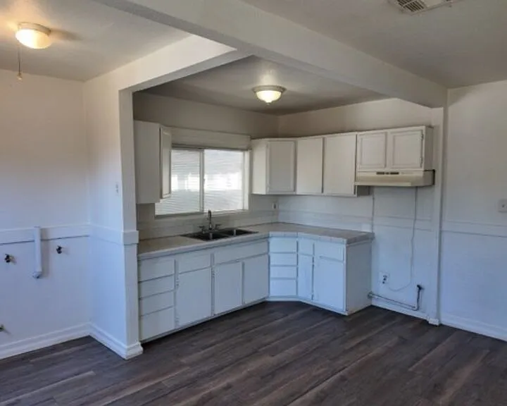 2416 Chester Ln — Photo 9