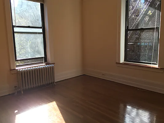 Rented by Eleni Moustakis LREB | media 30