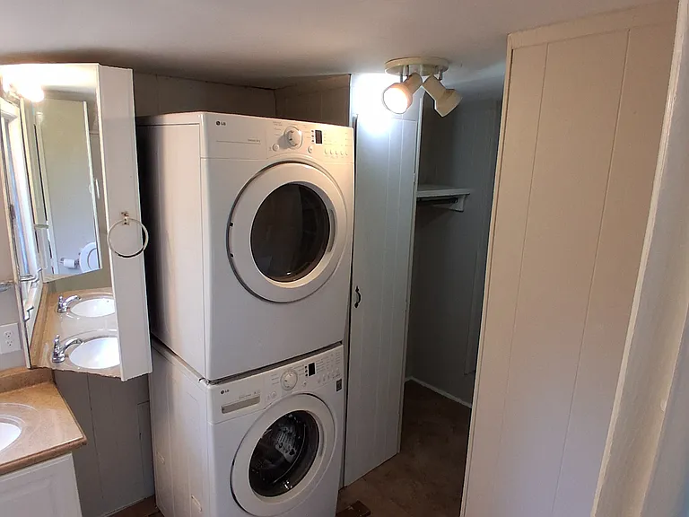 Washer/dryer in masterbath