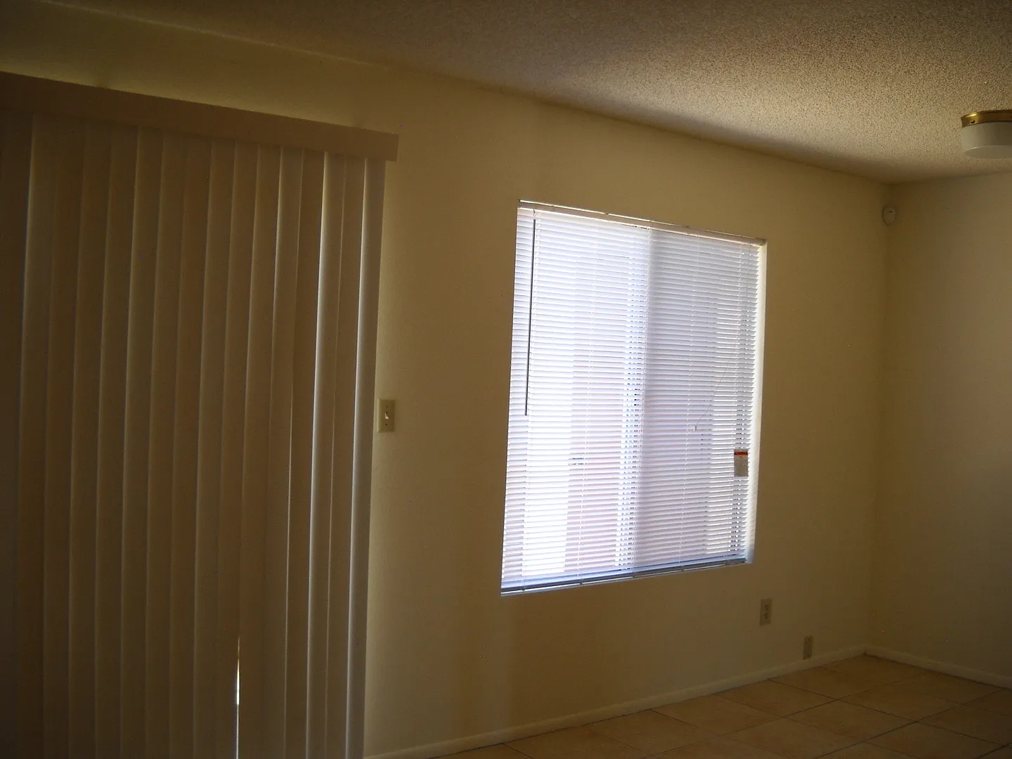 Cute unit in four plex — Photo 4