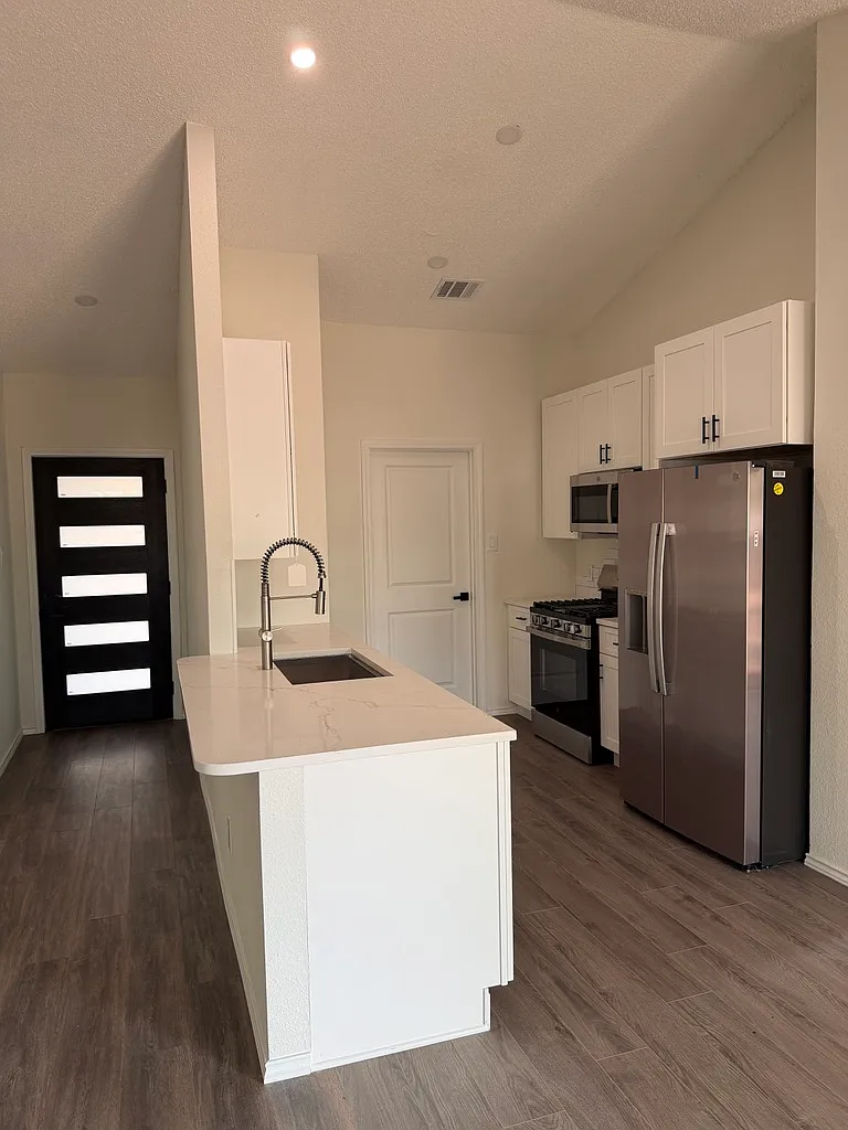 4 bed, 1400 sqft, $2,500 — Photo 2