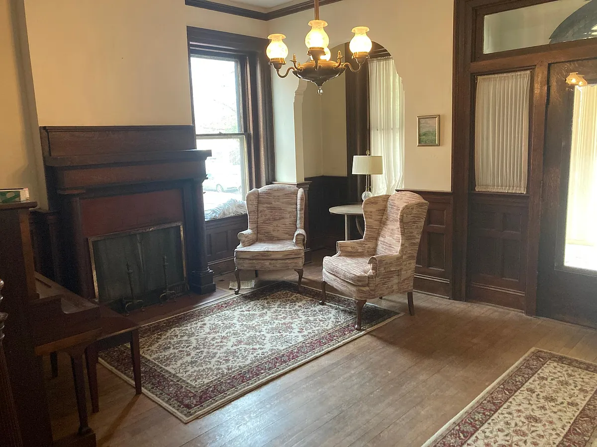 Front foyer common space - 1211 Colonial Ave #1