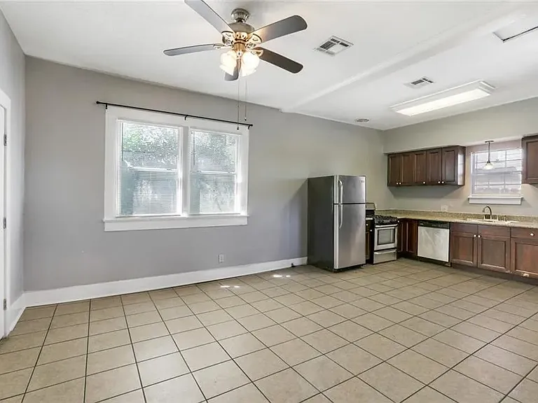 728 Philip St — Photo 2