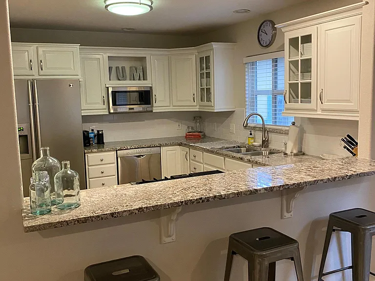 826 E Riverpark Ln — Photo 2