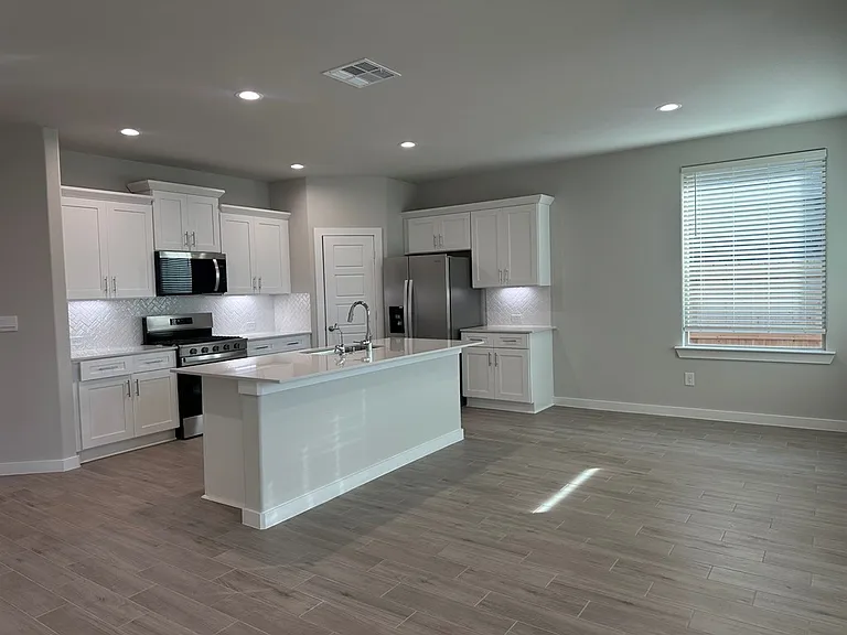 1914 Fortune Dr — Photo 3