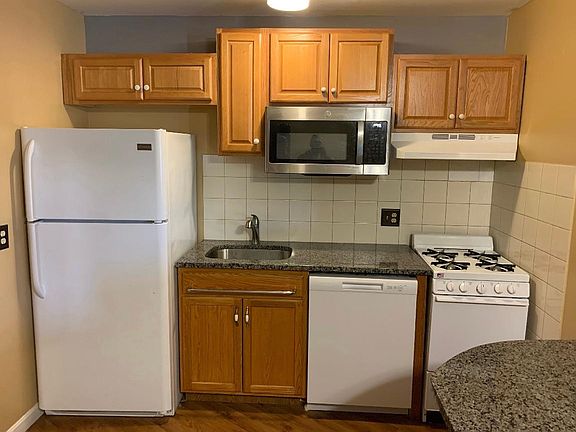 5th image of 124 Biruta St #B15