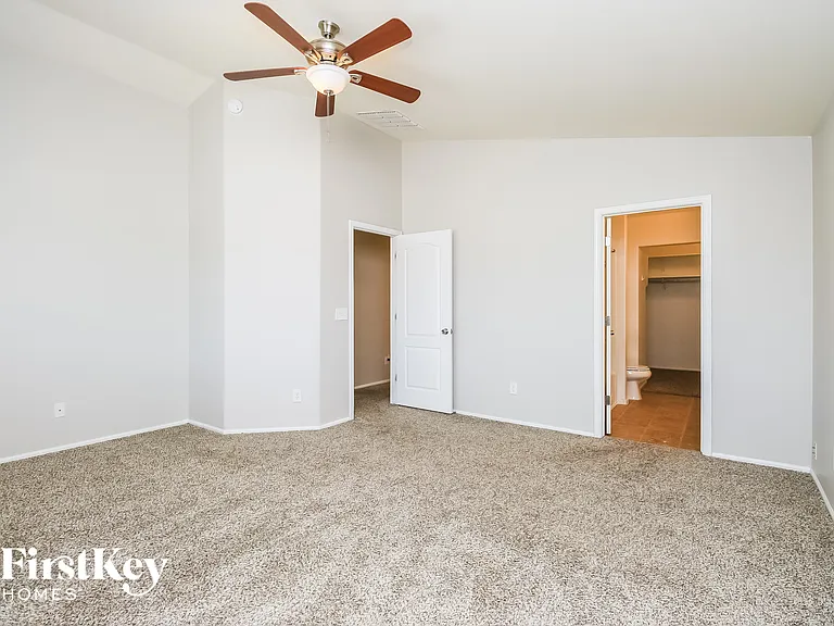 313 W Hereford Dr — Photo 8