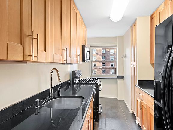3rd image of 90 La Salle St APT 19A