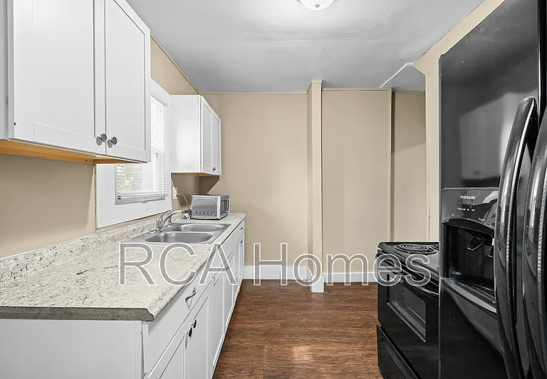 4118 E Washington St — Photo 3