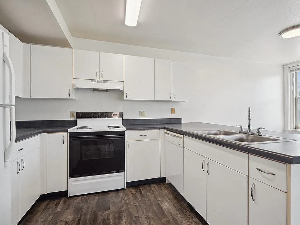 LeClaire — Photo 3