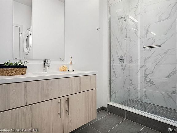4th image of 7410 Kercheval Ave #301